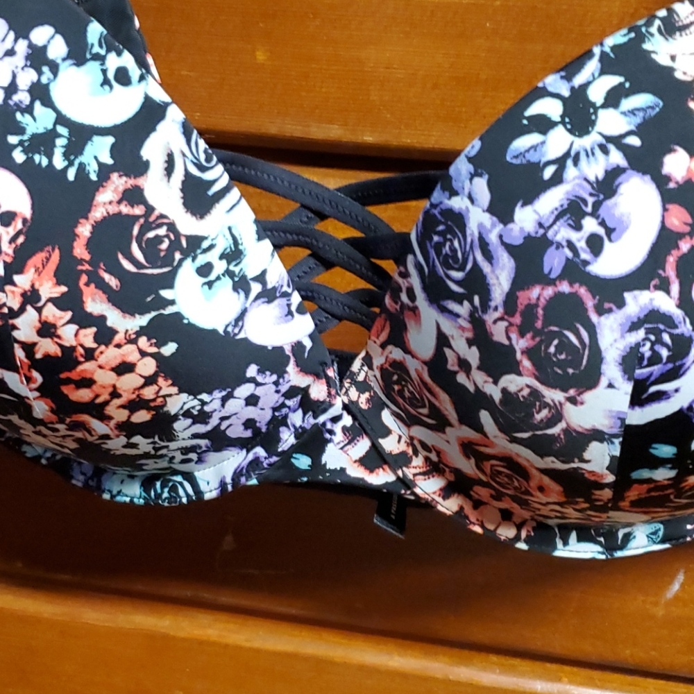 NWT Torrid Curves sz 40D push-up plunge bra, 360.